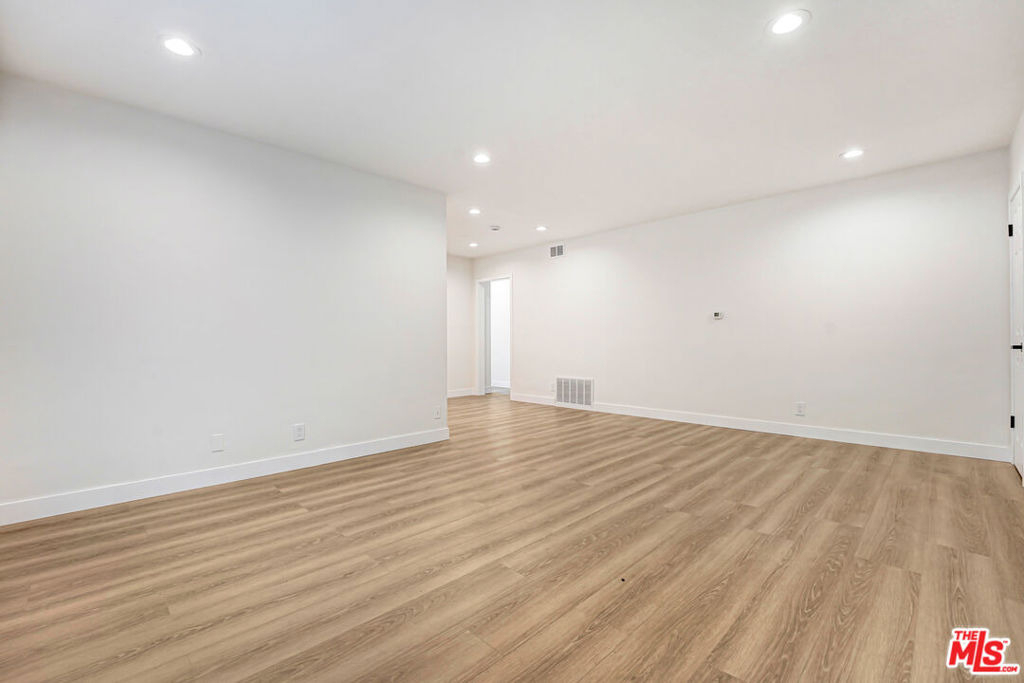 525 N Sweetzer Avenue - Photo 2