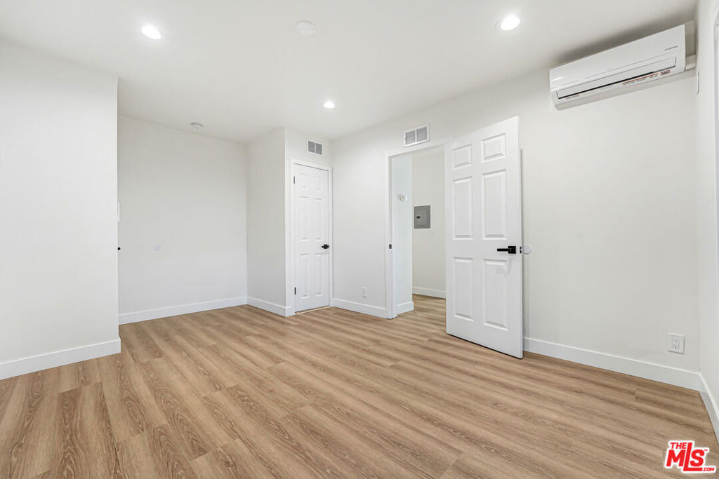 525 N Sweetzer Avenue - Photo 10