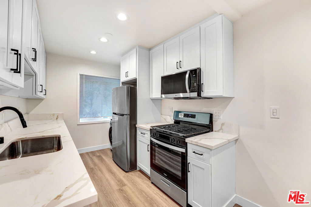 525 N Sweetzer Avenue - Photo 3