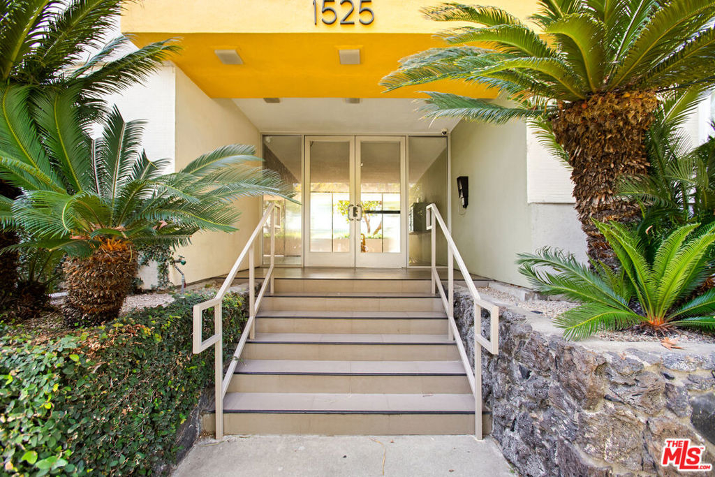 1525 N Hayworth Avenue - Photo 18