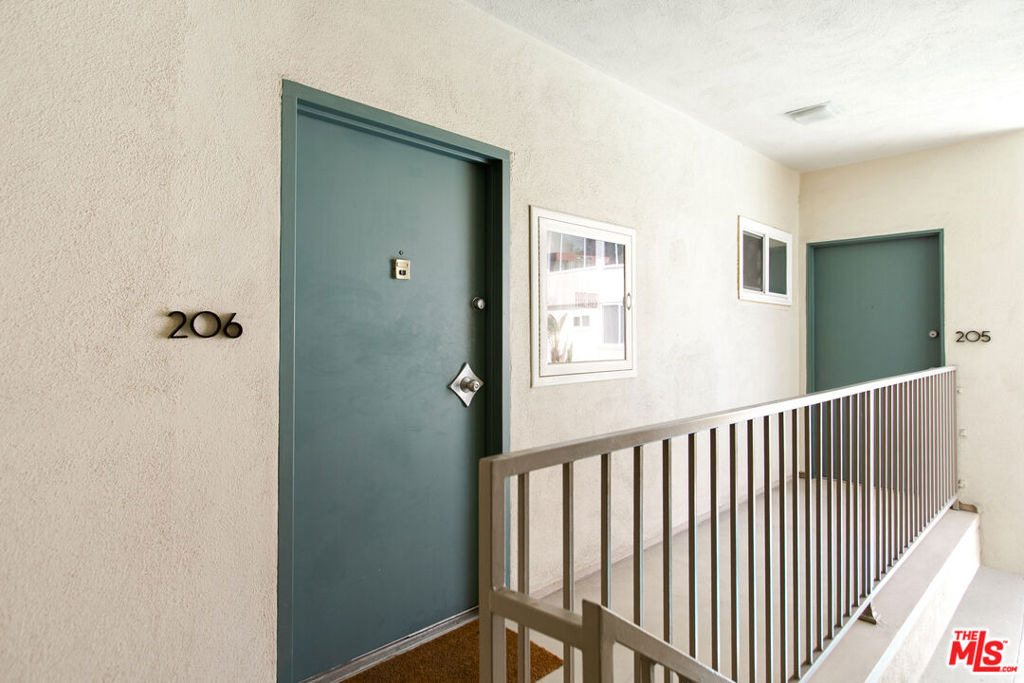1525 N Hayworth Avenue - Photo 16