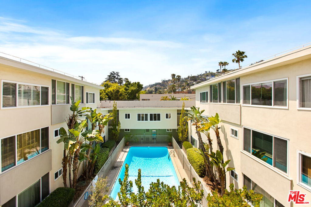 1525 N Hayworth Avenue - Photo 0