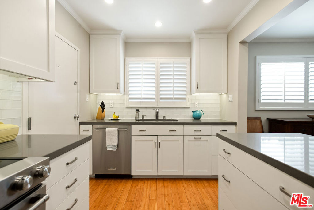 1525 N Hayworth Avenue - Photo 7