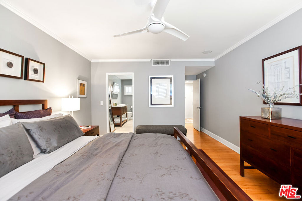 1525 N Hayworth Avenue - Photo 9