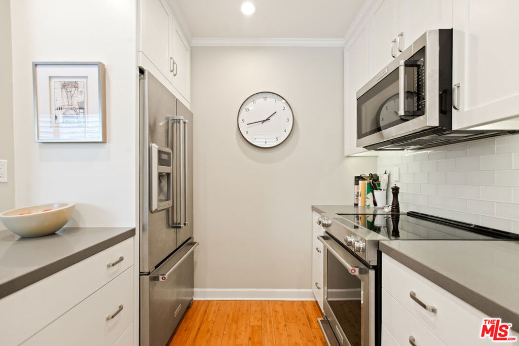 1525 N Hayworth Avenue - Photo 6