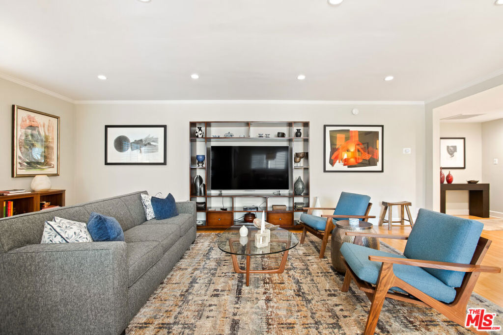 1525 N Hayworth Avenue - Photo 3