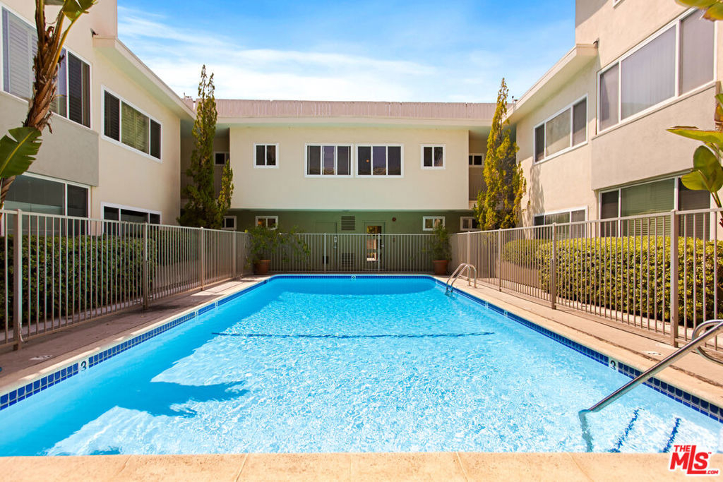 1525 N Hayworth Avenue - Photo 17
