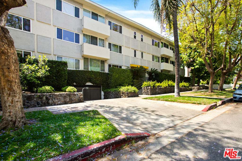 1525 N Hayworth Avenue - Photo 19