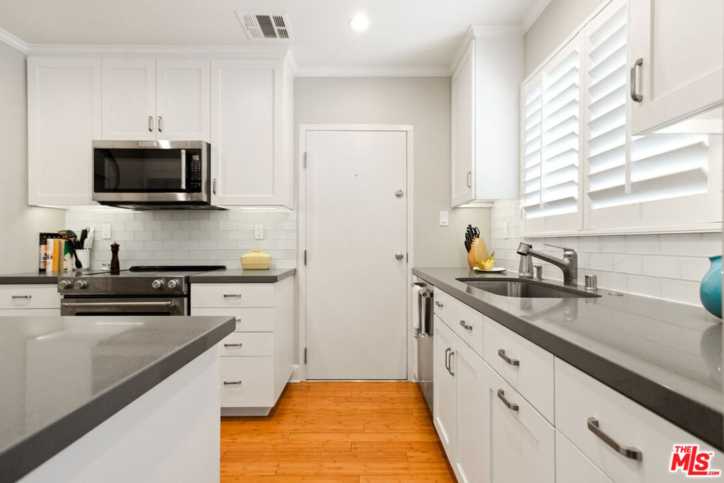 1525 N Hayworth Avenue - Photo 5