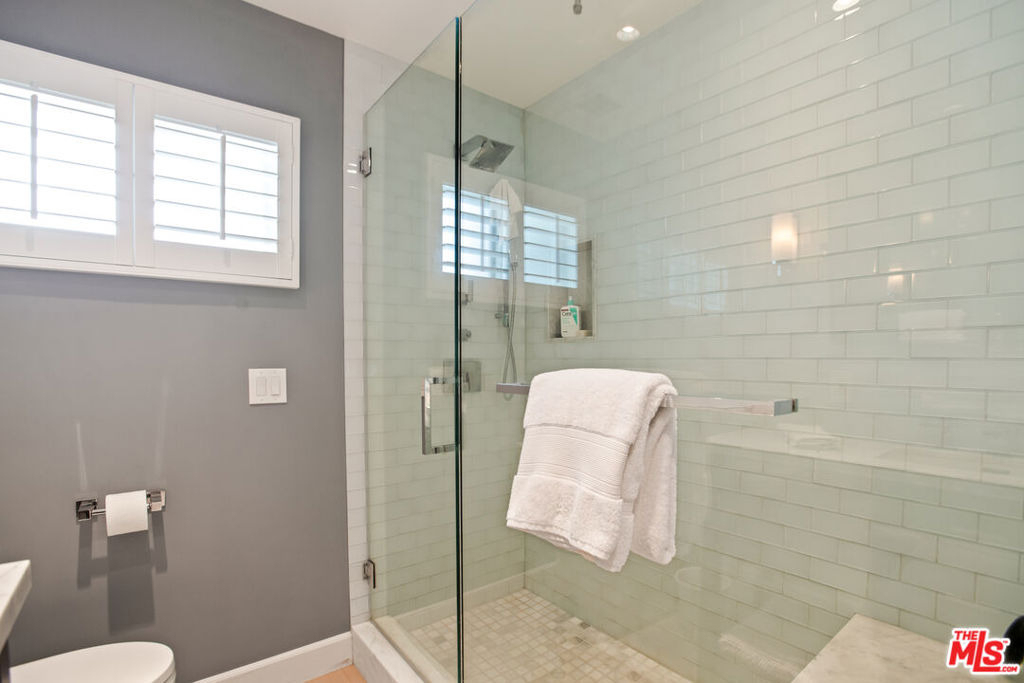 1525 N Hayworth Avenue - Photo 12