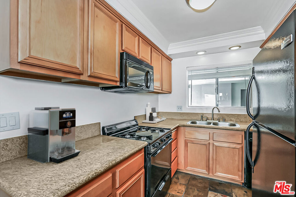 1030 N Orange Grove Avenue - Photo 2