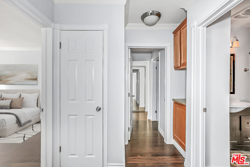 1030 N Orange Grove Avenue - Photo 3