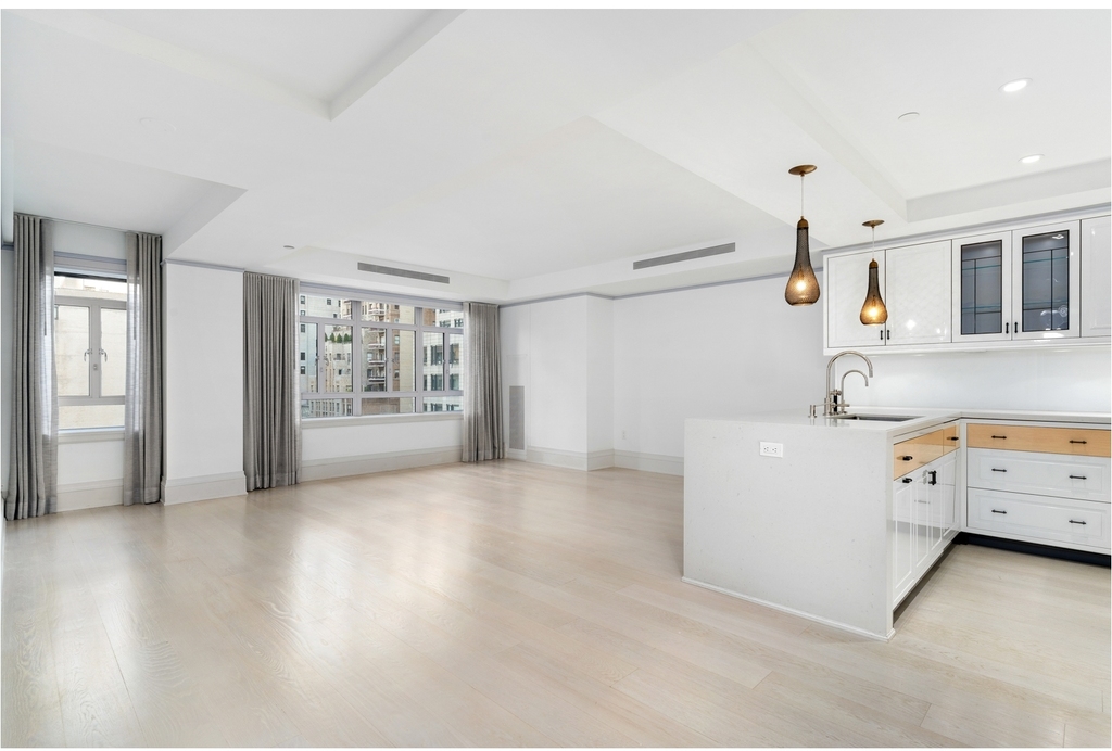 21 E 61st St - Photo 1