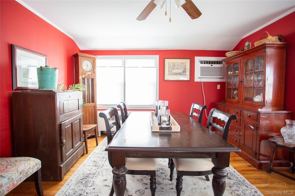 272 Laurelton Boulevard - Photo 1