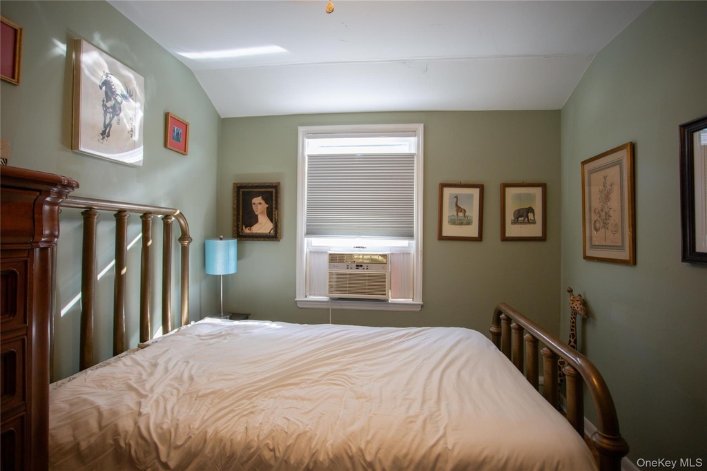 272 Laurelton Boulevard - Photo 9