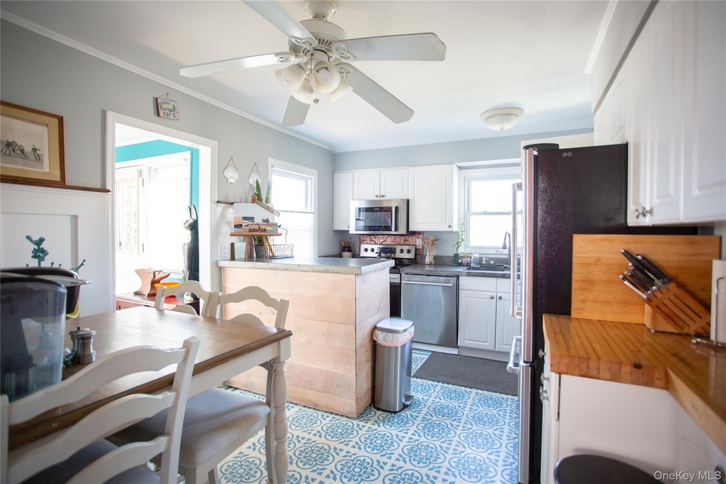 272 Laurelton Boulevard - Photo 7