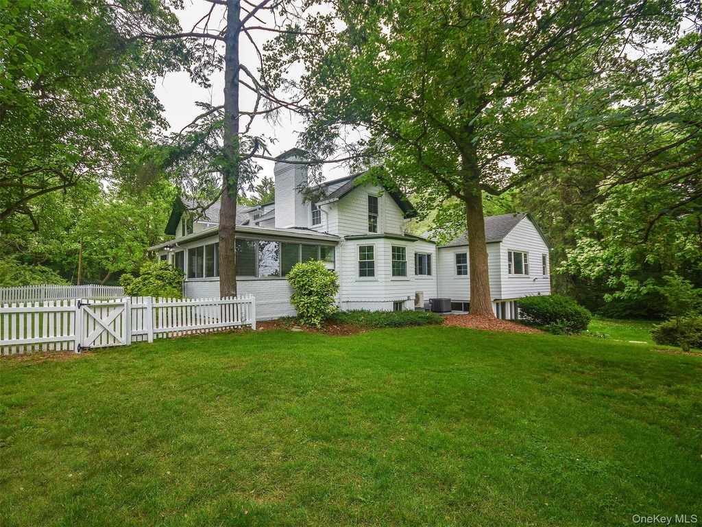 23 Pinetree Lane - Photo 2