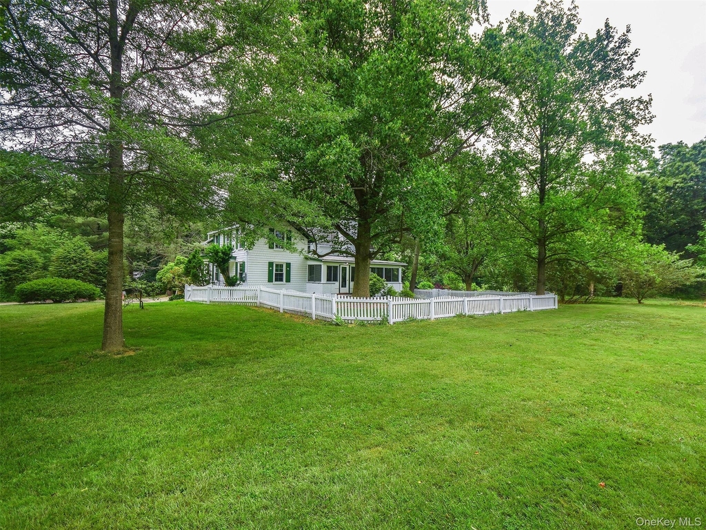 23 Pinetree Lane - Photo 2