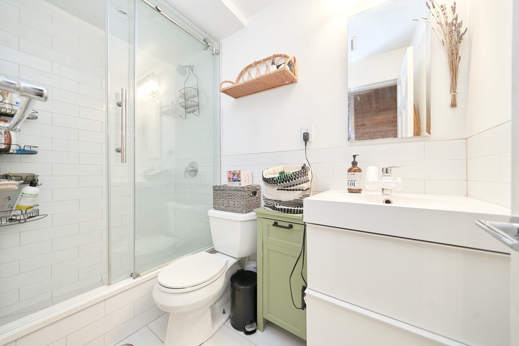 410 E 64th Street - Photo 10