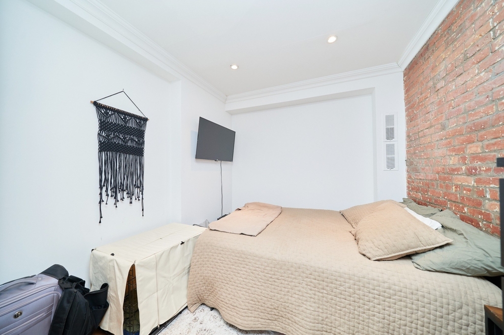 410 E 64th Street - Photo 6