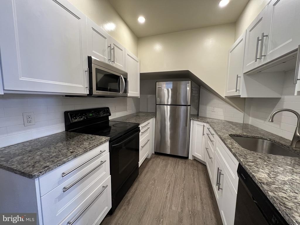 2030 Walnut Street - Photo 2