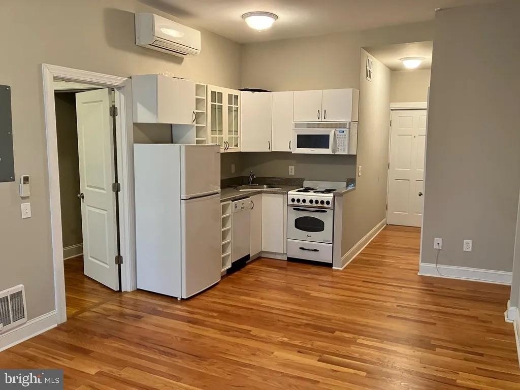 1527 Spruce Street - Photo 0