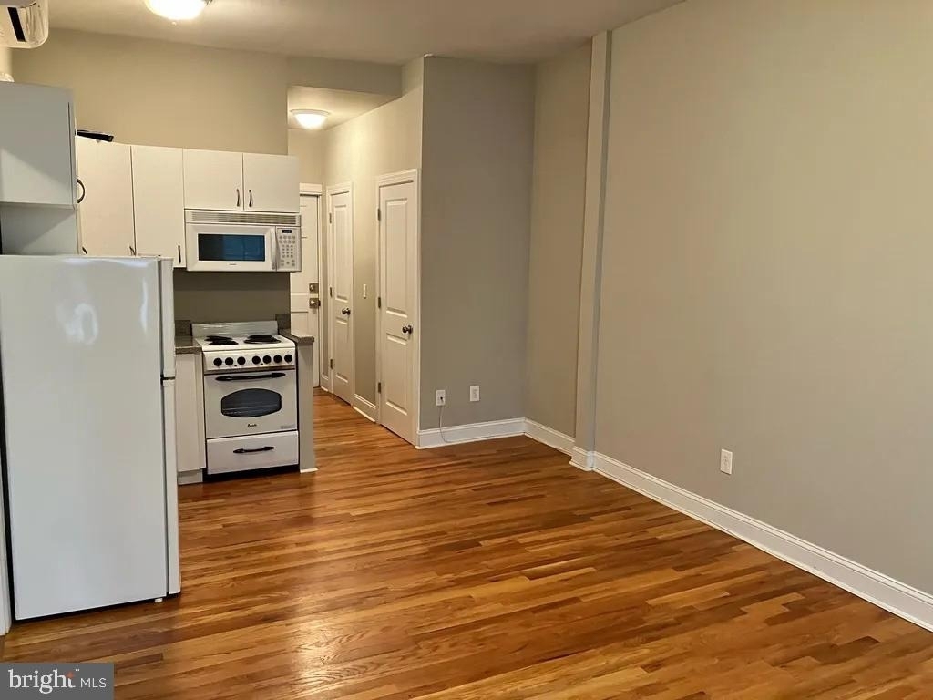1527 Spruce Street - Photo 2