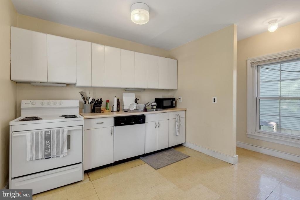 350 Green Lane - Photo 9