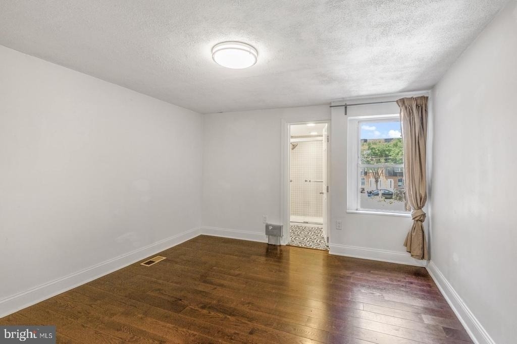 2564 Collins Street - Photo 15