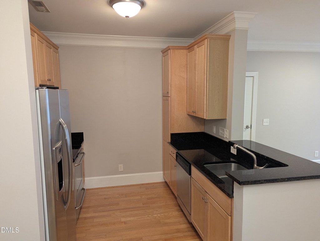 401 Finsbury Street - Photo 1