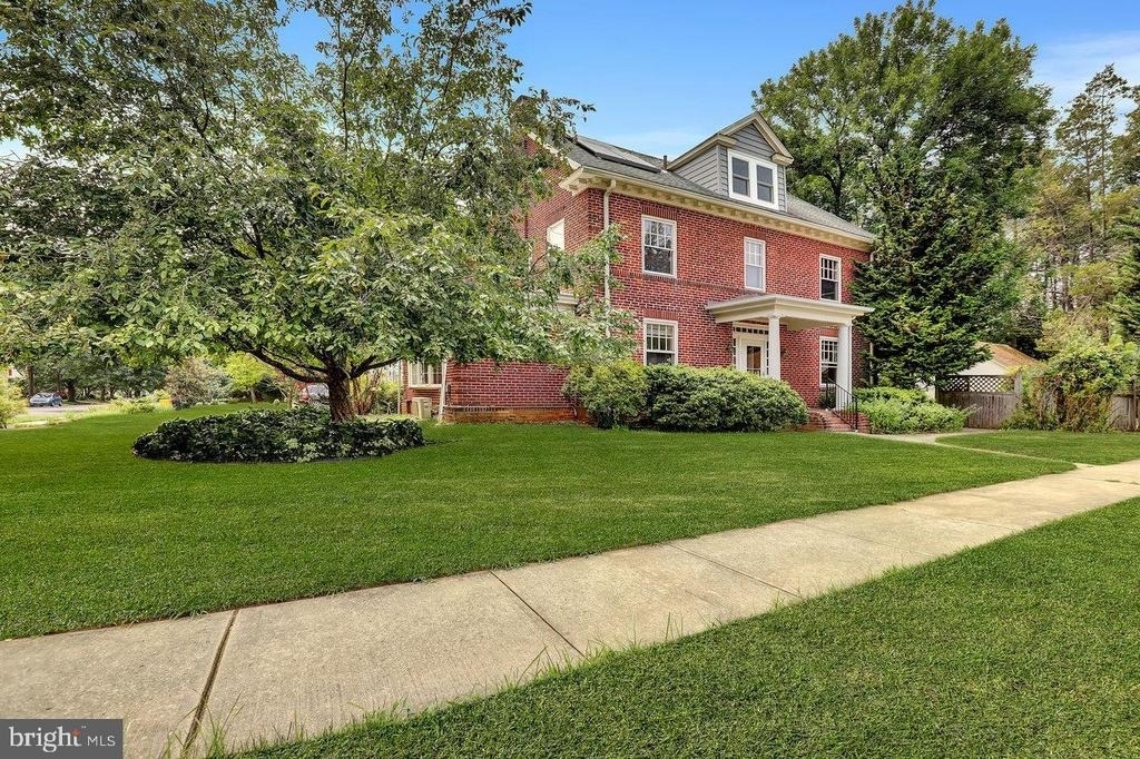 121 Kensington Avenue - Photo 1