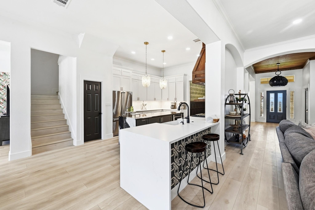 131 Eaton Ln - Photo 3