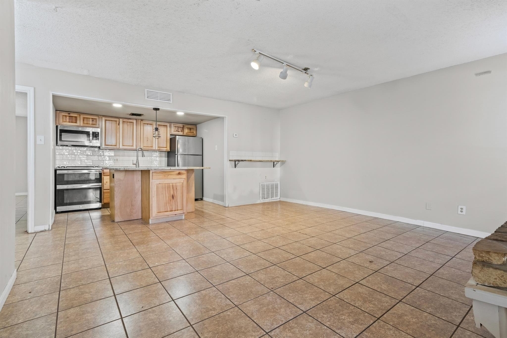 24 Marina Cir - Photo 2