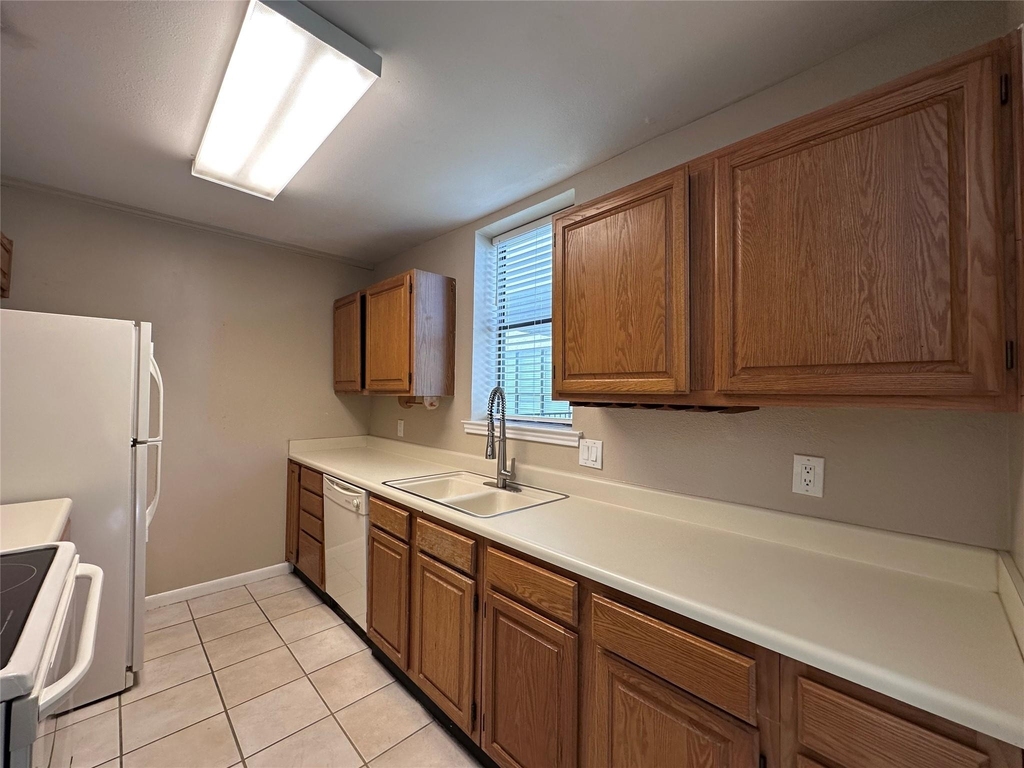 2409 Leon St - Photo 5