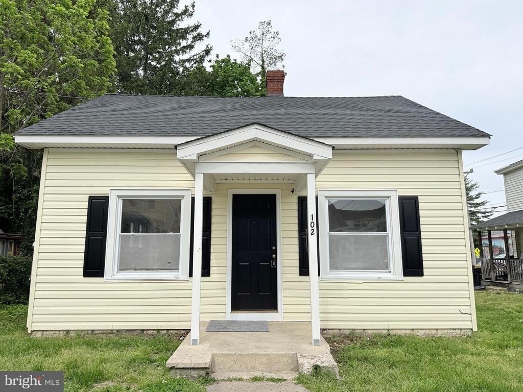 102 Montgomery St - Photo 0