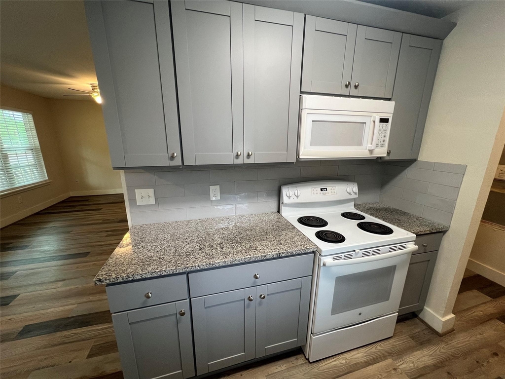 1310 Torres St - Photo 9