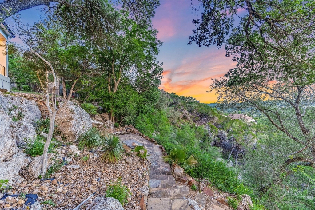 9409 Bell Mountain Dr - Photo 4