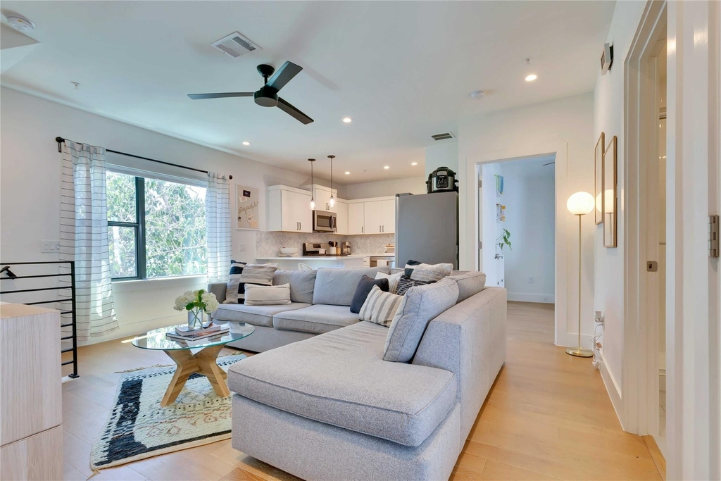 1128 Chicon St - Photo 3