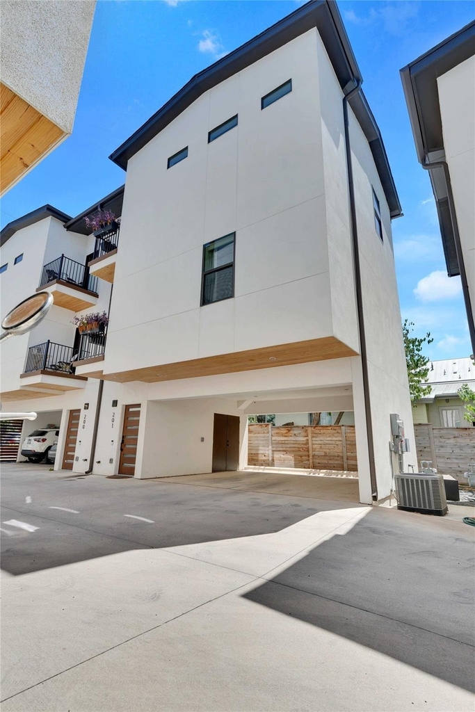 1128 Chicon St - Photo 1