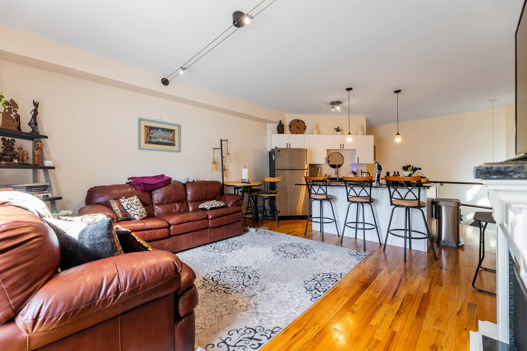 1060 N Hermitage Avenue - Photo 1