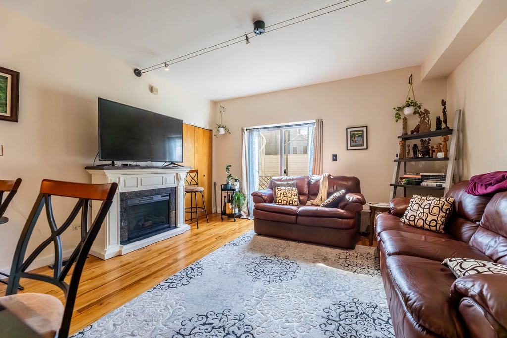1060 N Hermitage Avenue - Photo 3