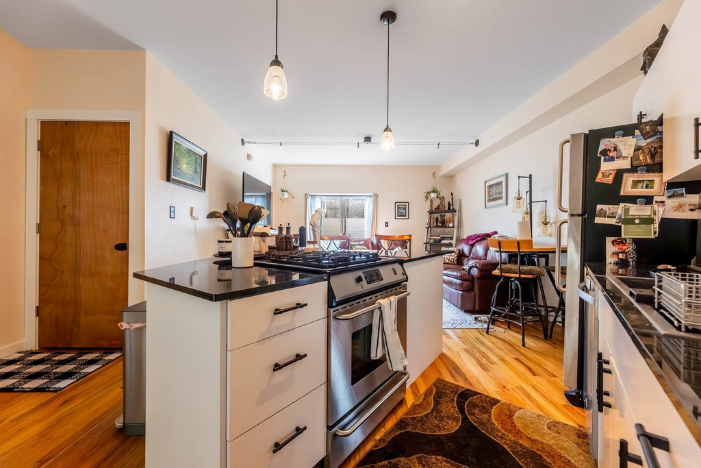 1060 N Hermitage Avenue - Photo 5