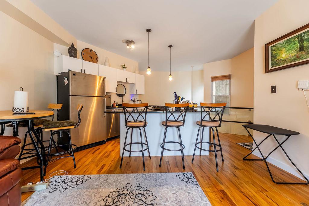 1060 N Hermitage Avenue - Photo 2