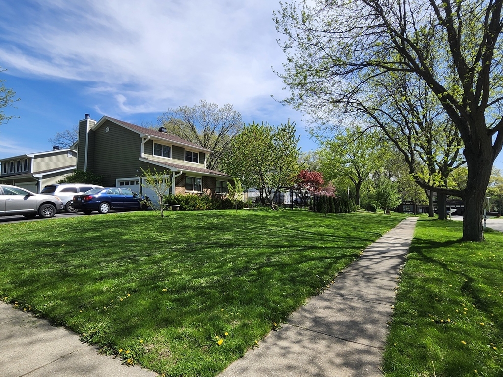 301 Oakbrook Court - Photo 0