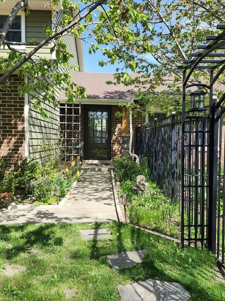 301 Oakbrook Court - Photo 3