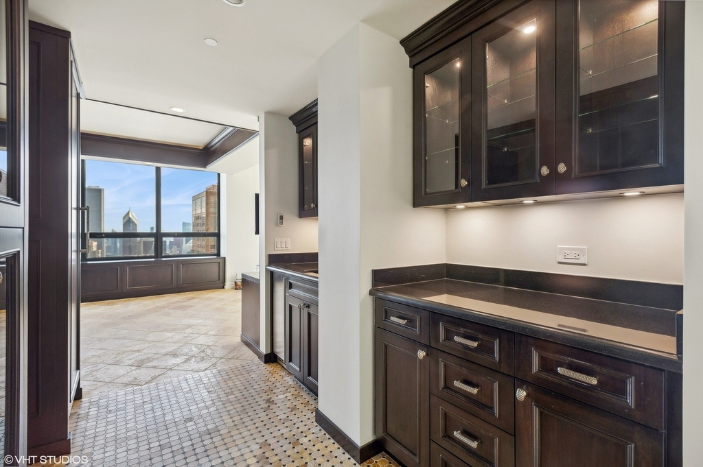 180 E Pearson Street - Photo 8