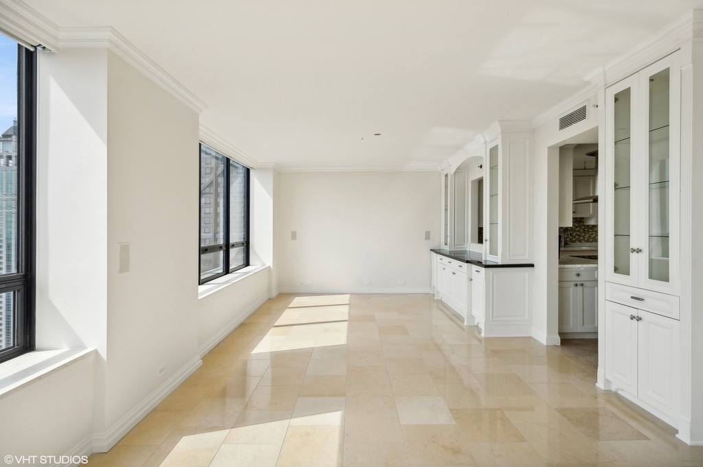 180 E Pearson Street - Photo 4