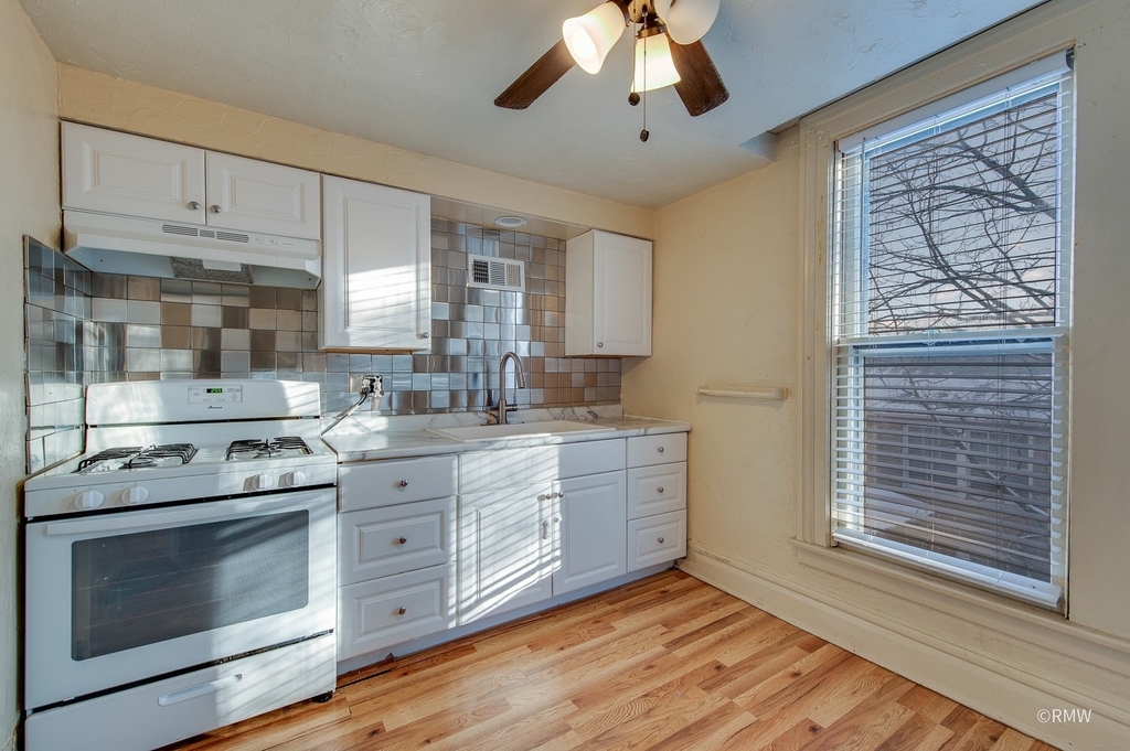 325 E Chicago Street - Photo 2