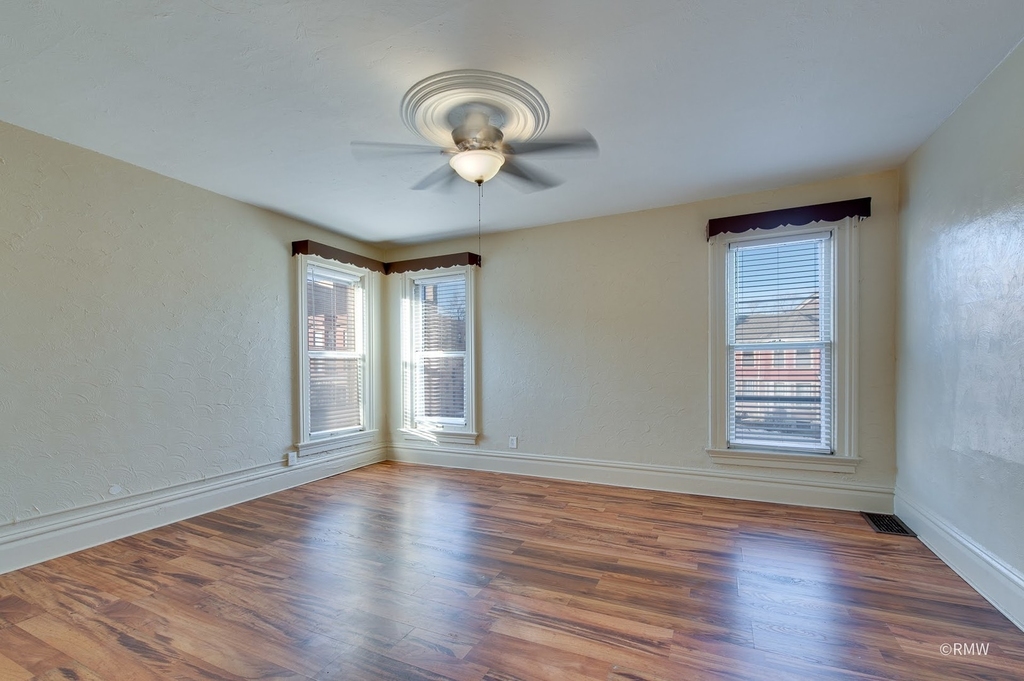 325 E Chicago Street - Photo 8