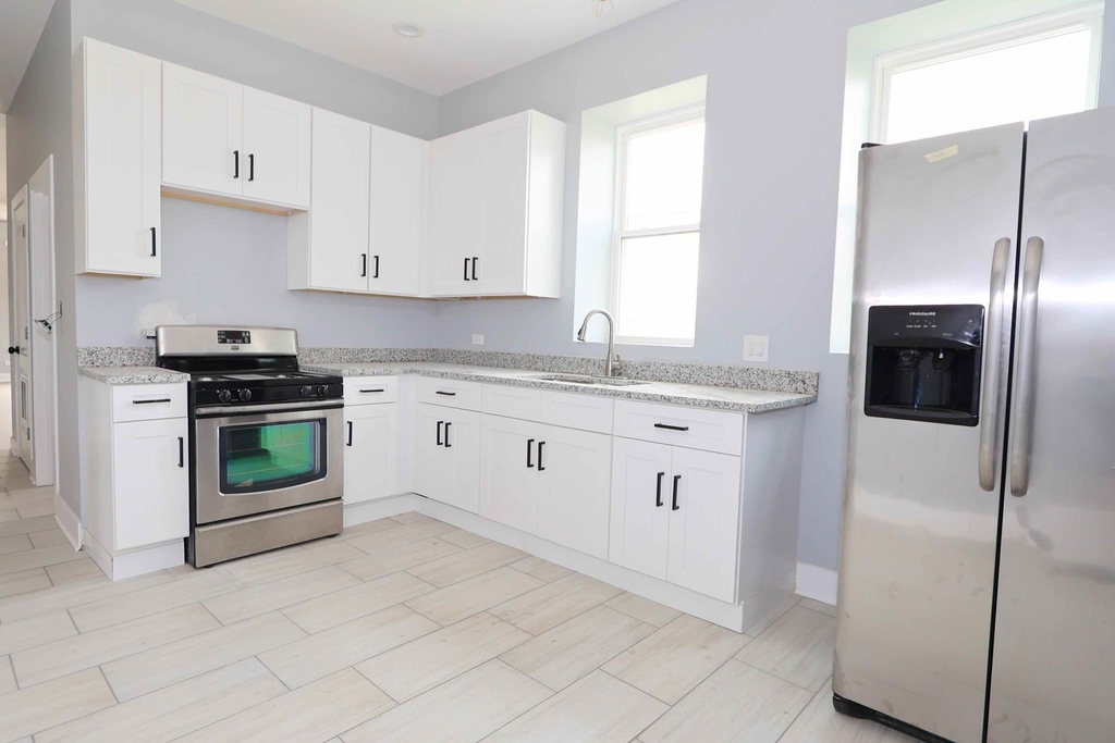 2858 S Saint Louis Avenue - Photo 4